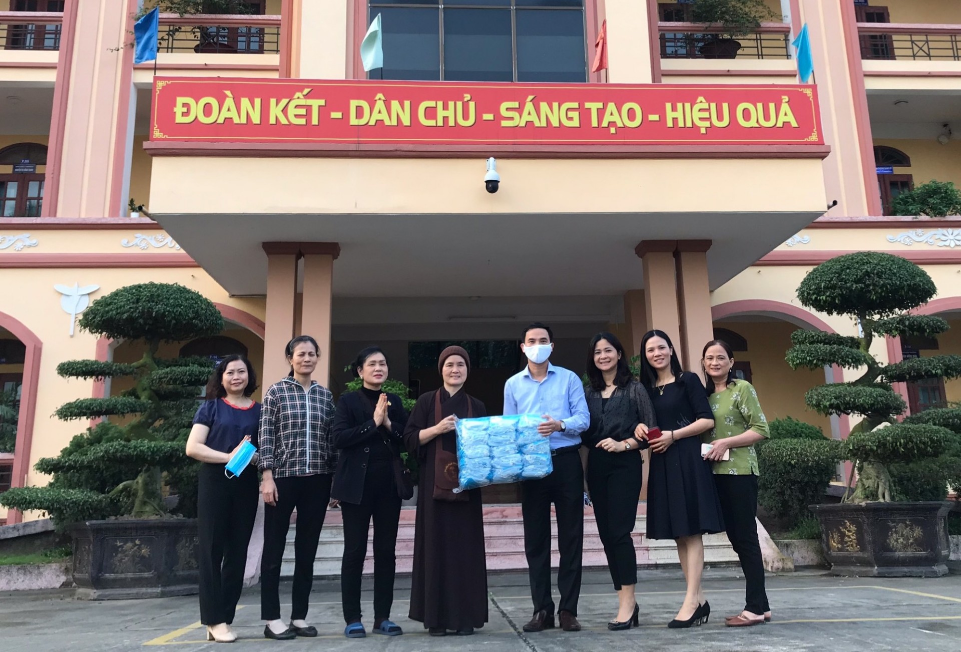 Lãnh đạo nhà trường nhận quà ủng hộ từ chùa Phong Hanh, TP. Hải Dương